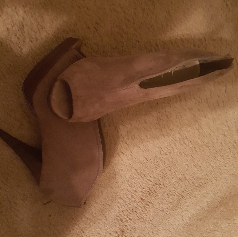 Peep Toe Shoe